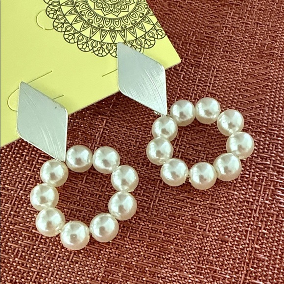 Elegant Silver and Pearl Hoop Earrings - Picture 4 of 4